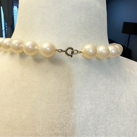 Beautiful Faux Pearl Vintage Necklace Hand-knotted Beaded - Picture 5 of 6